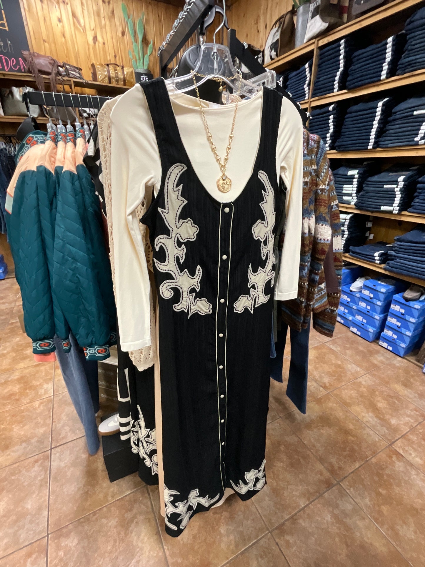 TH-BLACK DRESS STITCHED APPLIQUÉ